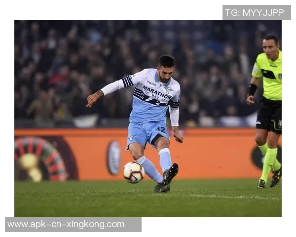 新浪足球道中道深度解析足球赛事背后的故事与战术智慧