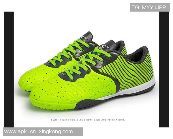 选择适合人工草地的足球鞋提升你的球场表现与舒适度